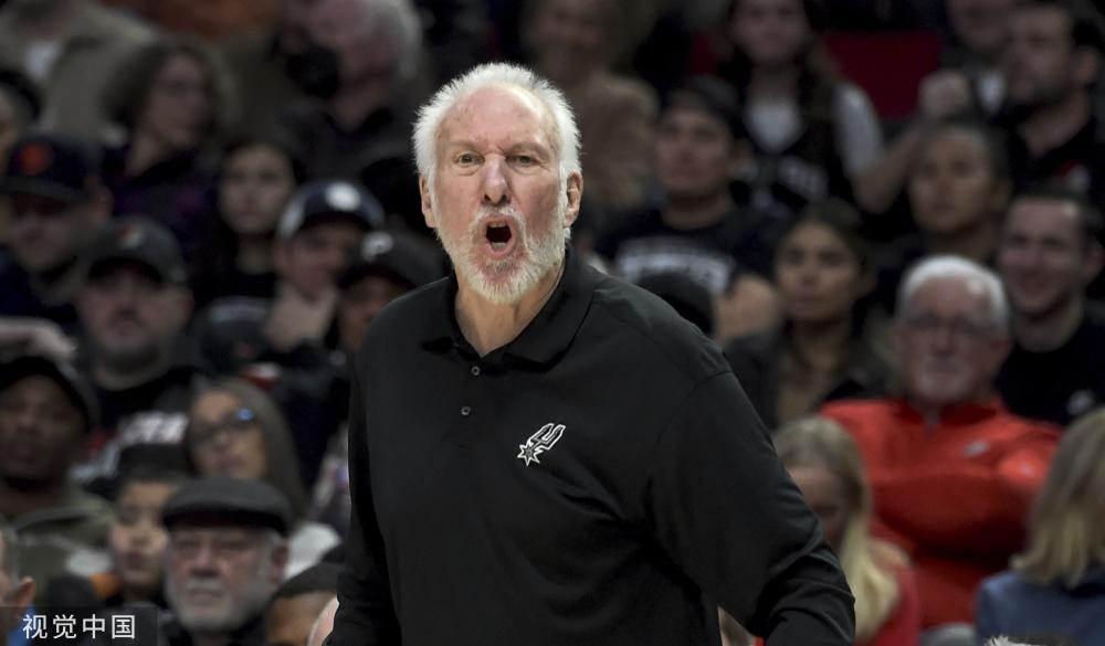 泳池中畅游 泳池中畅游